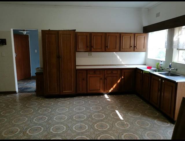 5 BEDROOM HOUSE TO LET IN PROTEA PARK